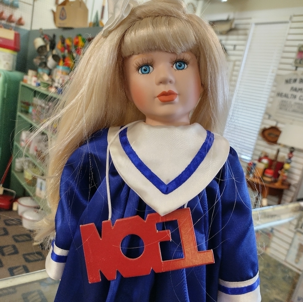 House of Lloyd Christmas Around the World Doll - Picture 5 of 11